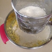 香气浓郁的花生芝麻酥饼做法图解4)
