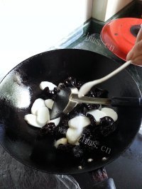 养颜的山药炒木耳做法图解3)