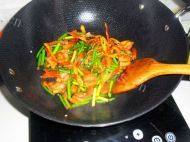家常蒜薹炒肉做法图解8)