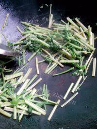 家常菜芹菜炒腊肉做法图解4)