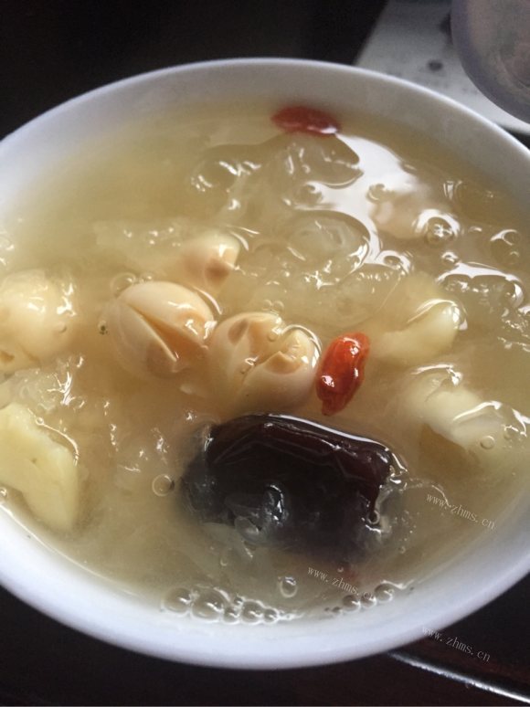 色泽鲜亮的银耳羹