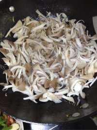家常菜蘑菇豆腐汤做法图解3)