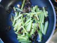 自制芹菜炒肉做法图解6)
