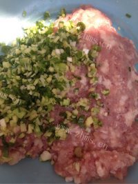 美味的猪肉芹菜饺子做法图解3)