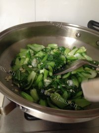 脆嫩可口的蒜香青菜做法图解9)