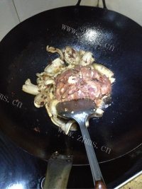 家常菜辣椒炒肉做法图解6)