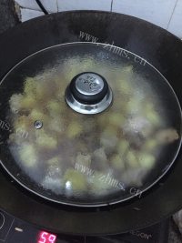 家常菜五花肉焖土豆做法图解5)