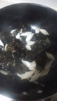 诱人的木耳炒山药做法图解6)
