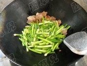 家常自制蒜苗炒腊肉做法图解5)