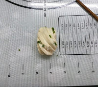 热腾腾的葱油花卷做法图解13)