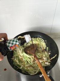 简单的炒方便面做法图解7)