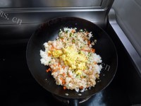 油而不腻的酱油炒饭做法图解7)