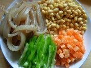 家常菜黄豆炒肉皮做法图解2)