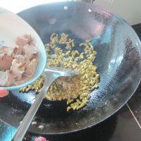 酸豆角炒卤肉做法图解4)