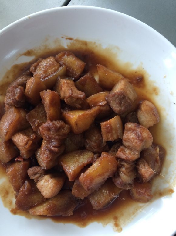 质嫩爽口的土豆红烧肉