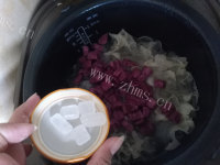 美味的银耳紫薯羹