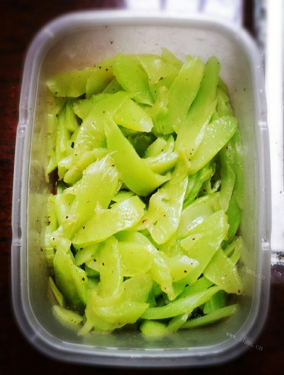 玉盘珍馐的凉拌莴笋