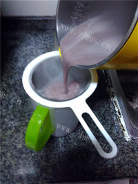 美味的自制养生黑豆浆做法图解6)