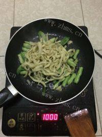 自制豆角焖面做法图解4)