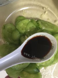 美味营养的凉拌黄瓜做法图解3)