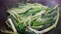 回味无穷的芹菜蒜子炒瘦肉做法图解3)