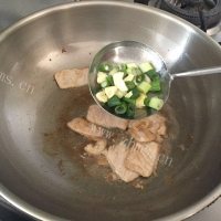 诱人的白菜炖冻豆腐做法图解4)