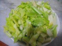 芹菜肉片做法图解1)