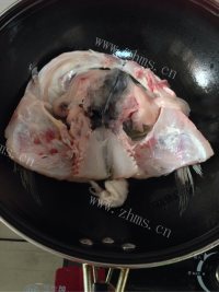 口感不错的鱼头豆腐汤做法图解3)