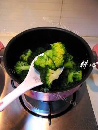 家常菜白灼西兰花做法图解5)