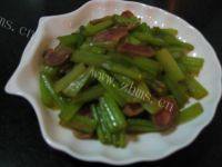 酥嫩腊肠炒芹菜