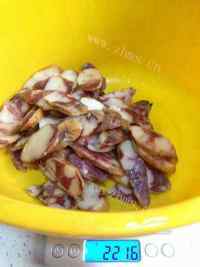 家常菜芹菜炒腊肠做法图解1)