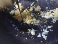 唇齿留香的蒜蓉粉丝蒸扇贝做法图解5)