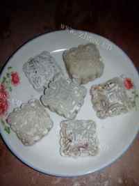 美味的红薯芝麻馅冰皮月饼做法图解11)