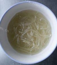 自制芹菜炒粉条做法图解4)