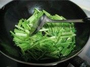 芹菜炒牛柳做法图解4)