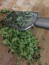 营养的虾皮黄瓜蒸蛋羹做法图解2)