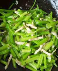 家常菜芹菜炒肉做法图解4)