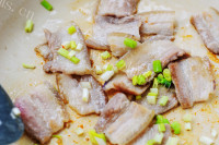 五花肉炒辣白菜做法图解4)