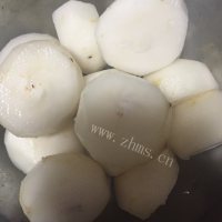 自制马蹄红烧肉做法图解5)