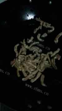 独特的蒜苗炒肉丝做法图解3)
