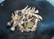 酱香凤爪做法图解5)