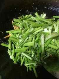 家庭版芹菜炒肉丝做法图解5)