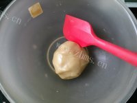 美味的莲蓉蛋黄广式月饼做法图解2)