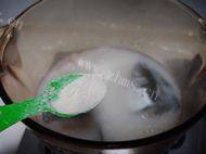 口感不错的茼蒿鱼头汤做法图解11)