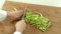 家常菜芹菜炒肉做法图解1)