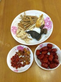 口感丰富的炖乌鸡汤做法图解1)