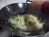 简易版素炒黄豆芽做法图解5)