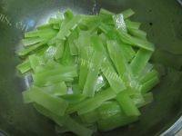 颜值高的莴笋炒肉片做法图解6)