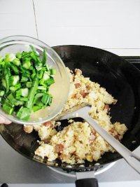 百吃不厌的腊味炒饭做法图解11)