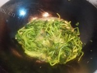 香飘十里的清炒菠菜做法图解4)